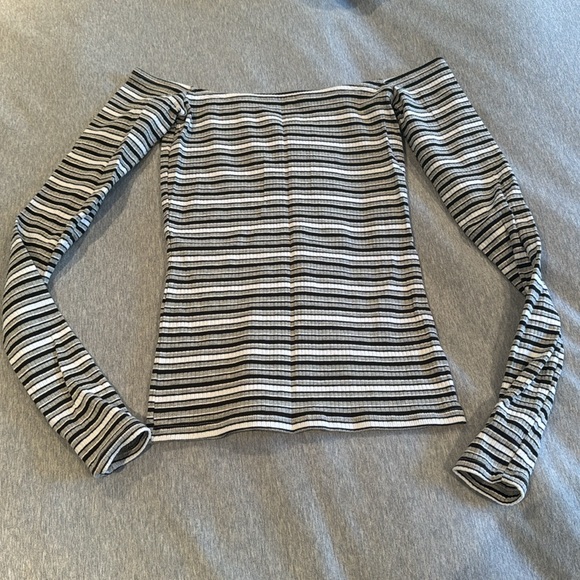 Long sleeve off the shoulder top bundle - Picture 8 of 10